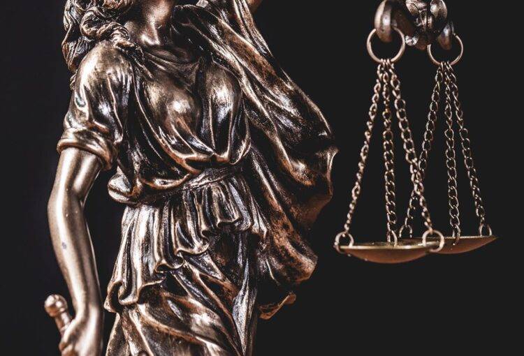 themis statue holding a scale Q8JZGEY min